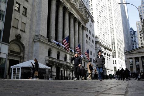 Stock market today: Wall Street drifts as hopes for a just-right economy offset profit worries
